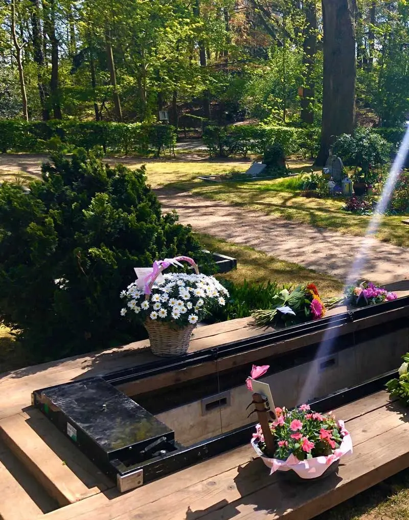 Lichtstraal graf brug naar de hemel