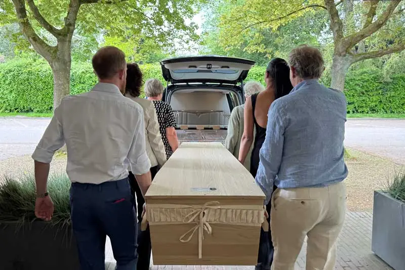 Kist gedragen door familie